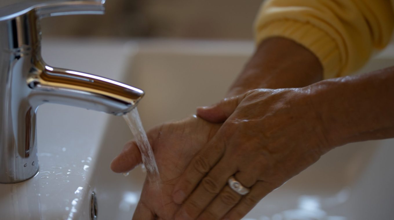 Hand drying offers protection against smear infections