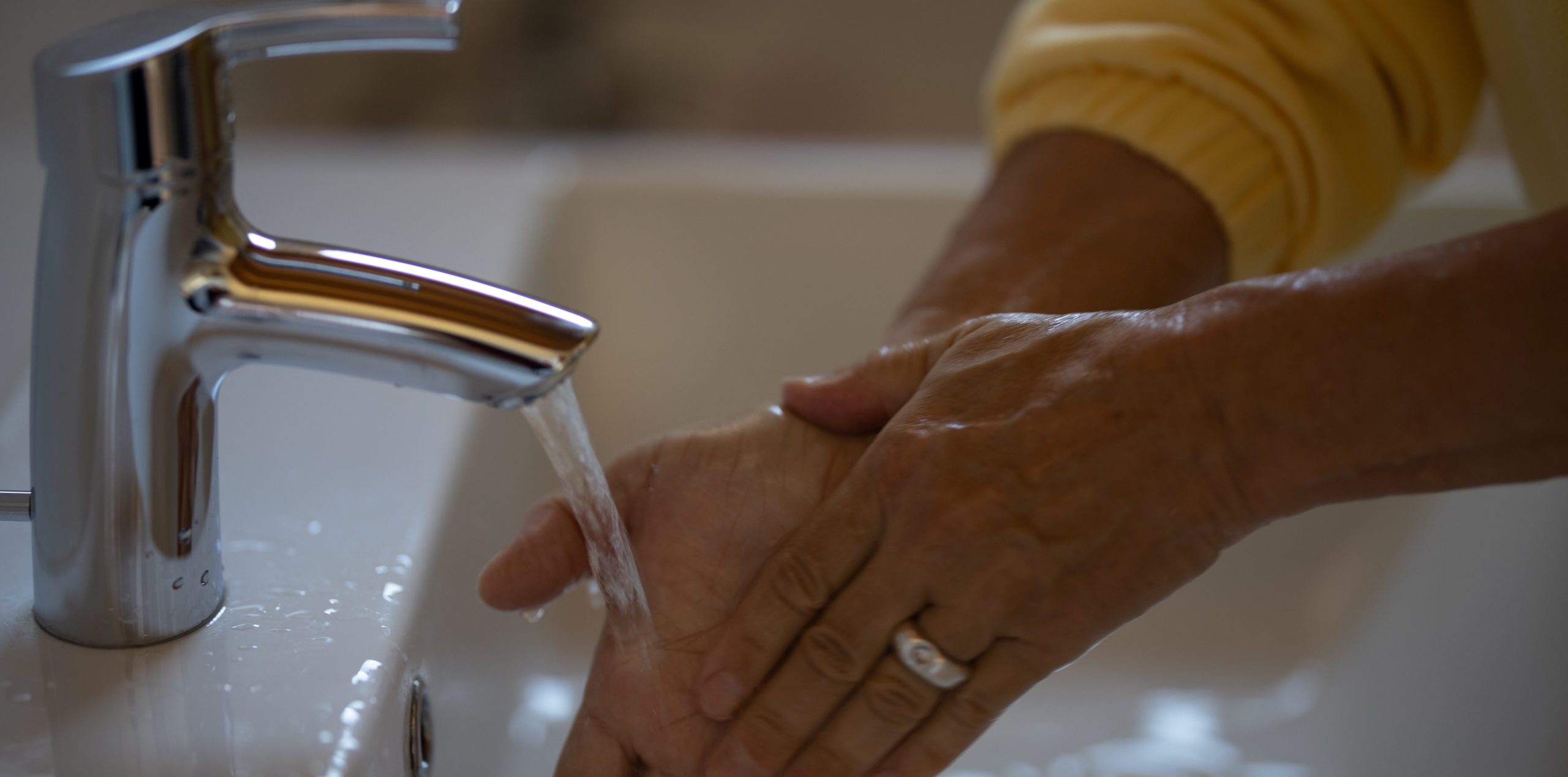 Hand drying offers protection against smear infections